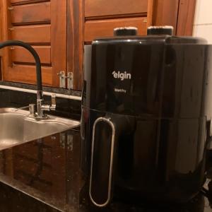 a kitchen counter with aethlin coffee maker next to a sink at Sítio casa das fadas em Pacoti in Pacoti +46 photos