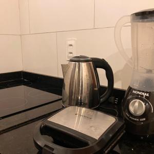 a blender sitting on top of a kitchen counter at Sítio casa das fadas em Pacoti in Pacoti