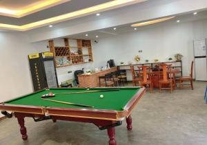 a pool table in the middle of a room at 莫干山后舍民宿 in Deqing