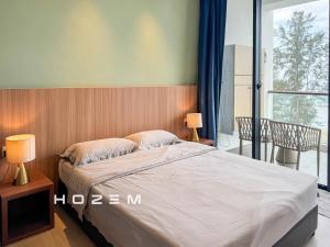 a bedroom with a bed with two lamps and a window at SB1B4P Hozem SA B46 Roxy Sematan in Sematan +31 photos