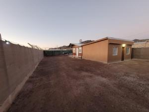 an empty parking lot next to a building at Hospedaje J & L 2 in Uspallata +8 photos