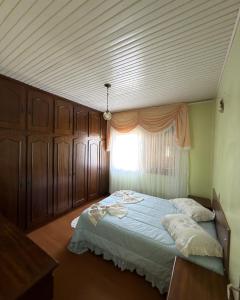a bedroom with a large bed with a window at Casa Bella Vita in Pinto Bandeira