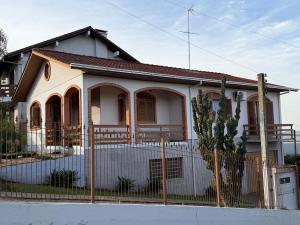 a house with a fence in front of it at Casa Bella Vita in Pinto Bandeira