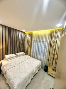 a bedroom with a large bed and a window at Ujang Guest House 2 in Batu Kikir +2 photos