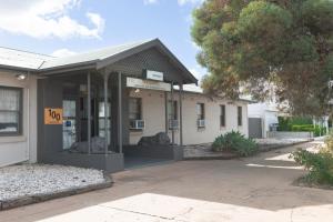an office building with a sign that readsoo at Broken Hill Tourist Lodge in Broken Hill