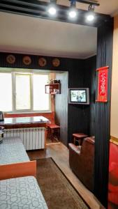 a living room with a couch and a table at Небольшая СТУДИЯ, проспект ЦЕНТРАЛЬНЫЙ 124А, 2 дивана, 2 кресла 3 этаж 9 этажного дома Wi-Fi in Mykolaiv