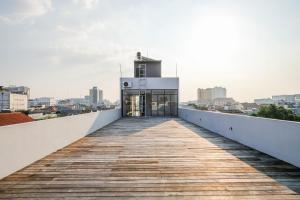a boardwalk leading to a building on top of a building at SANS Vibes Surya in Stasiun Tawang