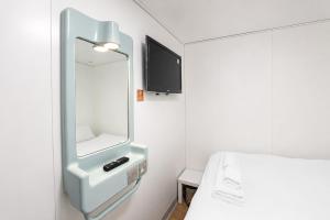 a hospital room with a mirror and a bed at Citi Hotel London Heathrow in Hillingdon +85 photos