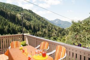 einen Tisch auf dem Balkon mit Bergblick in der Unterkunft Residence Wiesenheim in Truden