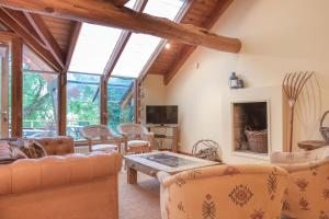 Una sala de estar con dos sofás y una chimenea. en BOG Casa Ciprés, en Villa La Angostura