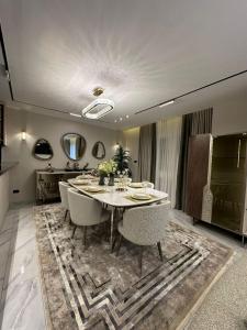 a dining room with a table and chairs at Charming Miramar Aparthotel in Alexandria