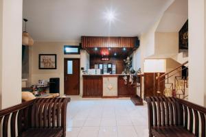 a living room with two chairs and a bar at New Puri Asih Hotel in Kuta