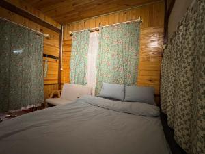 a small bedroom with a bed and a window at Mây inn' Cầu Đất - Homestay in Xuân Trường