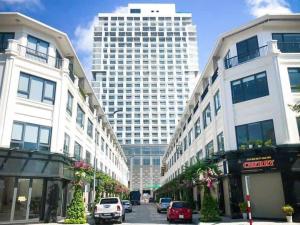 a city street with buildings and cars in front of a tall building at Apec Mandala Tuy Hòa Phú Yên Tina House in Ðông Tác (1)