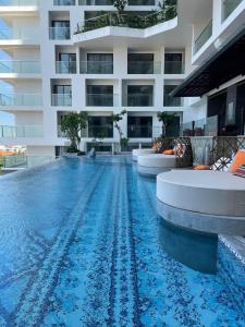 a swimming pool in front of a building at Apec Mandala Tuy Hòa Phú Yên Tina House in Ðông Tác (1)