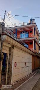 a building with a white garage door in front of it at Hostel New Brothers in Panajachel