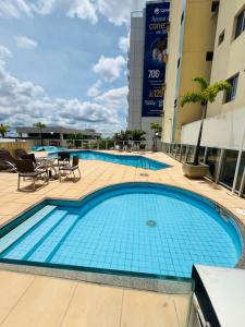 a swimming pool in the middle of a building at Apartamento de 3 quartos, climatizado com lazer completo in Brasília