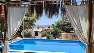 a pool with a view of the ocean from a house at Loft5 matrimonial Playa Pocitas in Máncora