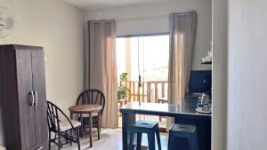 a kitchen and dining room with a table and chairs at Loft5 matrimonial Playa Pocitas in Máncora