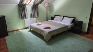 ein Schlafzimmer mit einem Bett, auf dem zwei Handtücher liegen in der Unterkunft Grace Villa in Codru + 54 Fotos