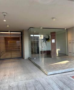 an empty room with glass doors in a building at Monoambiente céntrico in Gualeguaychú