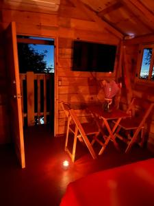 a room with a table and a television in a cabin at Mi Refugio Mamre in Tlazala de Fabela +71 photos
