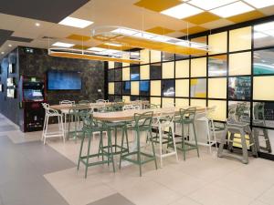 a dining room with a table and chairs at ibis Styles Béziers Centre in Béziers