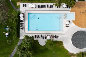 an overhead view of a swimming pool in a resort at Pinnacle Grand Jomtien Resort and Beach Club in Na Jomtien