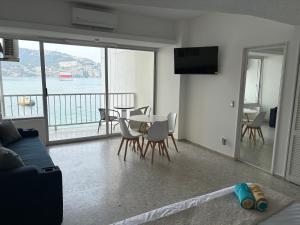 a living room with a table and chairs and a balcony at Loft con vista al mar, playa, wifi, súper ubicado in Acapulco