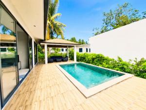 a swimming pool in the backyard of a house at Mirari Villa in Wok Tum