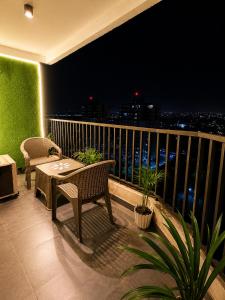 a balcony with a table and chairs on a balcony at Ballentines Bliss in Babarpur