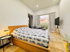 a bedroom with a bed and a window at Relax and Retreat Studio Flat in Glenwood