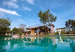 a house with a swimming pool in front of it at Casa do Teuler - Lapinha da Serra in Santana do Riacho