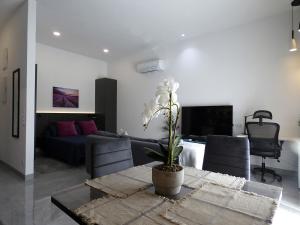 a living room with a couch and a table at Estación 87 Smart Workation y Relax Mediterráneo in Peniscola