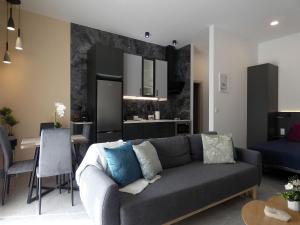 a living room with a couch and a kitchen at Estación 87 Smart Workation y Relax Mediterráneo in Peniscola