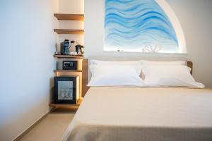 a bedroom with a bed with a large painting on the wall at Lumina Rooms in Torre dell'Orso