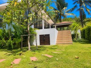 a house with a tree in front of it at Mirari Villa in Wok Tum