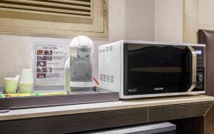 a microwave sitting on top of a counter at Uijeongbu Latree Hotel in Uijeongbu