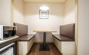 a waiting room with a table and a microwave at Uijeongbu Latree Hotel in Uijeongbu +76 photos