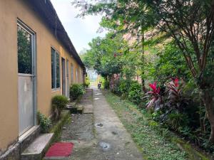 an alley between a building and a house at Tamu Homestay in Jhawāni