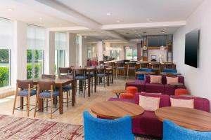 a restaurant with tables and chairs and a bar at Hilton Garden Inn Wayne in Wayne