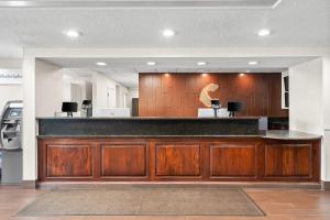 a lobby with a bar in a building at Comfort Suites Bethlehem Near Lehigh University and LVI Airport in Bethlehem