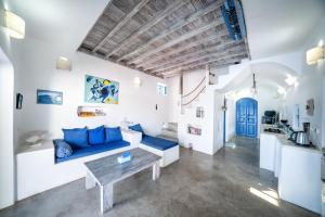 a living room with a blue couch and a table at Bali Bio Villas in Uluwatu