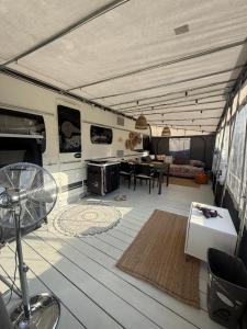 a living room and dining room in an rv at Przyczepa pod palemką in Jastarnia