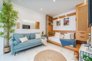 a living room with a couch and a bed at Mar & Sol Penthouse in Portimão