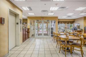 a dining room with tables and chairs in a restaurant at Econo Lodge Valdosta Mall Area in Valdosta