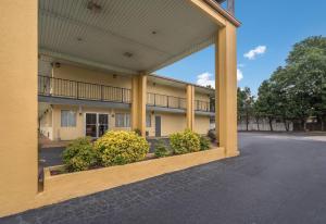 a view of a building from the outside at Econo Lodge Thomaston in Thomaston