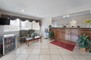 a living room with a counter and a kitchen at Econo Lodge Thomaston in Thomaston