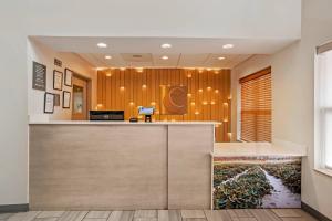 an office lobby with a reception counter and wood paneling at Comfort Inn & Suites Dothan Northside Plaza in Dothan +52 photos