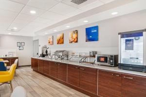 a hospital room with a kitchen with a microwave at Comfort Inn & Suites Dothan Northside Plaza in Dothan